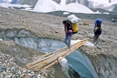 PAK0704_0320_Overcoming a crevasse on the Baltoro glacier (Pakistan)