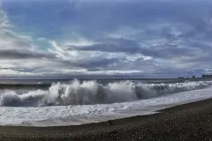 ISL0309_0380_Walking on the Reynisfjara black beach of vulcanic sand (Iceland)